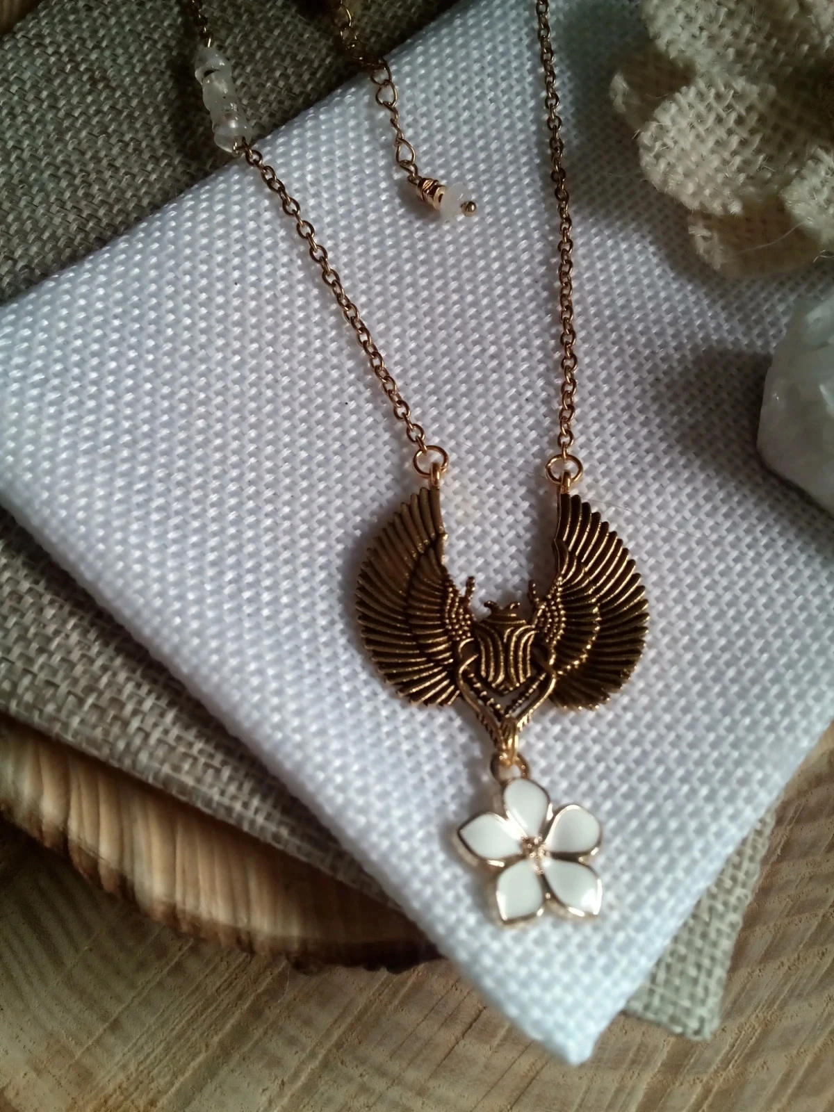 Collier scarabée égyptien pierres de lune et fleur blanche émaillée – photo 3